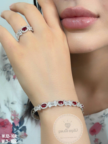 انارین (الهام از دانههای انار سرخ) 🍷 دستبند النگویی «انارین» با نگین یاقوت سرخ، نمادی از عشق، زندگی و طراوت است.