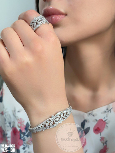 دستبند النگویی سُرا ✨ نقره اصل عیار ۹۲۵ ✨ آبکاری طلای سفید ست «سُرا» نماد آرامش و مأوا، زیوری که حس امنیت و لطافت را به دستان شما میآورد.