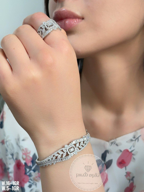 دستبند النگویی سُرا ✨ نقره اصل عیار ۹۲۵ ✨ آبکاری طلای سفید ست «سُرا» نماد آرامش و مأوا، زیوری که حس امنیت و لطافت را به دستان شما میآورد.