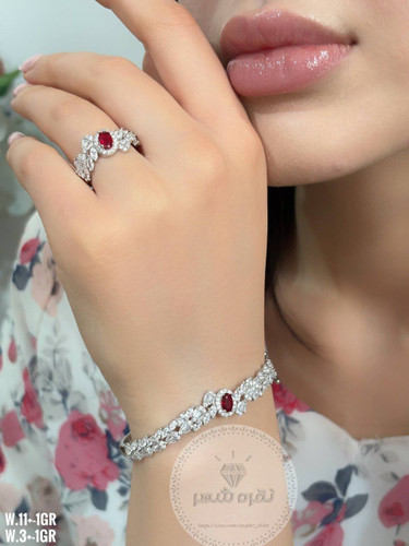 ✨ ساخته شده از نقره اصل عیار ۹۲۵ با آبکاری طلای سفید. 💬 «زیبایی غروب را بر دستانتان بدرخشید.» 📌 انتخابی خاص برای کسانی که عاشق لحظههای شاعرانهاند.